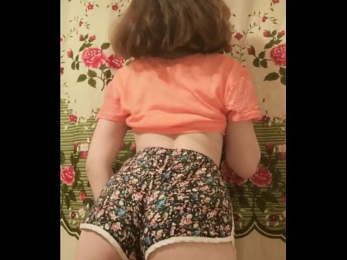 ❤️ Dhallaan yar oo sexy ah oo iska siibaysa surwaalka gaaban ee kamarada ☑  lulataaye%so.shufflesex.ru ️❤